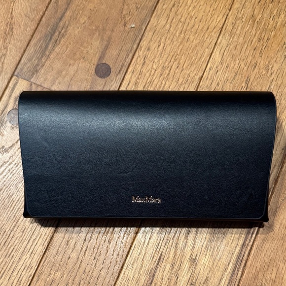 MaxMara Elegant Black Leather Glasses Case with Cleaning Cloth - Picture 1 of 2